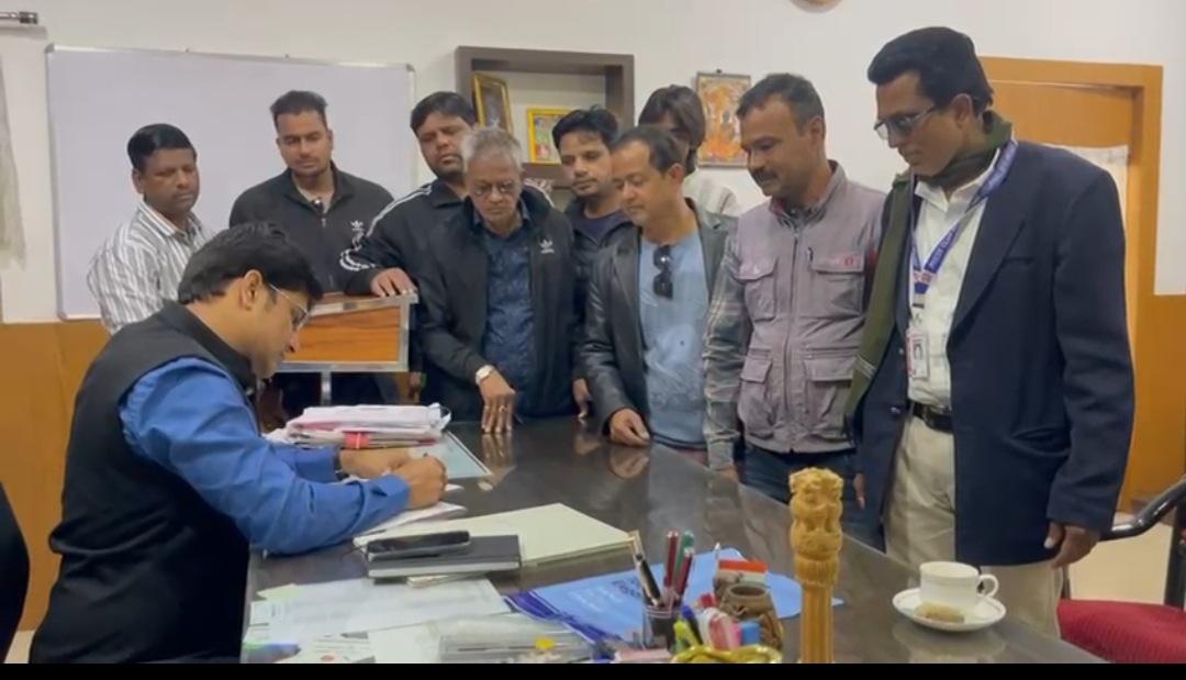 पत्रकार सुरक्षा कानून लागू करने की मांग को लेकर मीडियाकर्मियों ने उपखंड अधिकारी को सौंपा राष्ट्रपति व मुख्यमंत्री के नाम का ज्ञापन